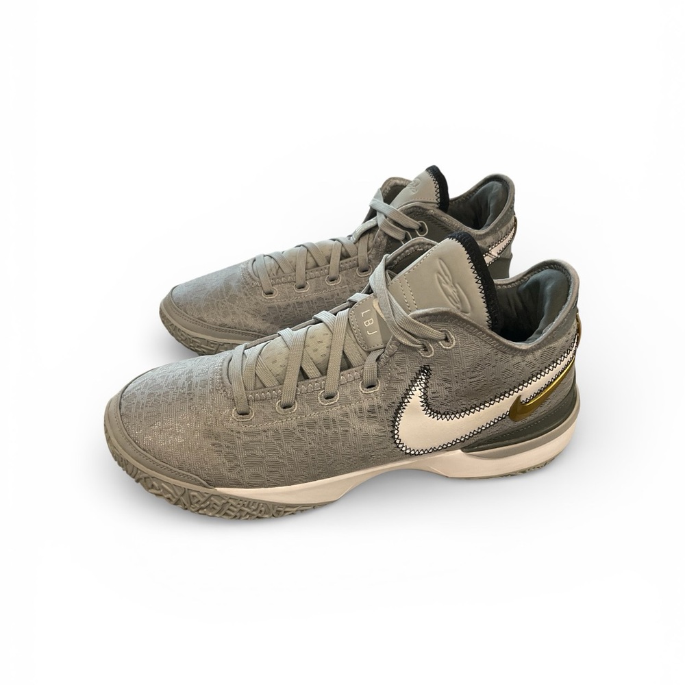 NIKE LBJ DR8784-004 SNEAKERS